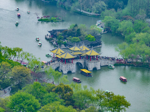 航拍煙雨江南揚州瘦西湖風(fēng)景區(qū)全景