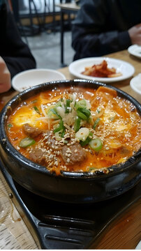 韓式辣豆腐湯配芝麻和蔥花