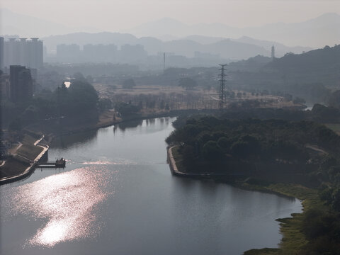 山區(qū)城市一河兩岸