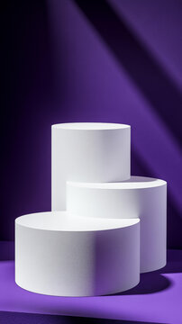 紫色背景上的白色圓柱展示臺(tái)