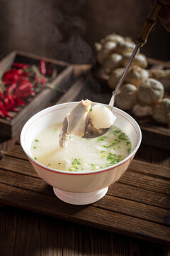 筒子骨燉高山白蘿卜湯