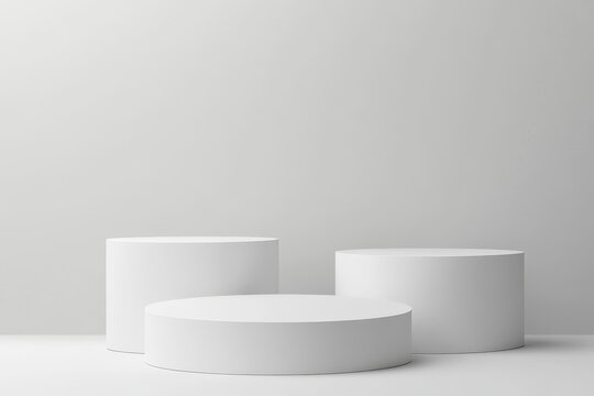 三個白色圓柱形展示臺