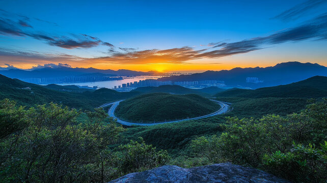 城市與群山晨曦美景