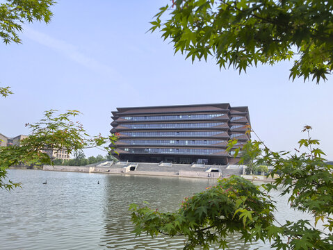 綠樹掩映嘉大圖書館