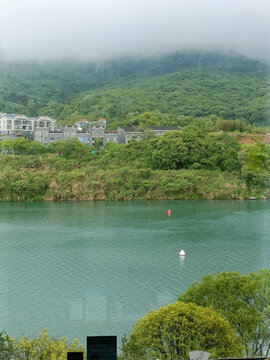 河邊房屋