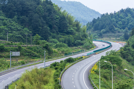 蜿蜒于山林間的高速公路