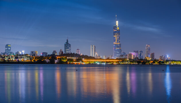 南京玄武湖畔璀璨夜景風光