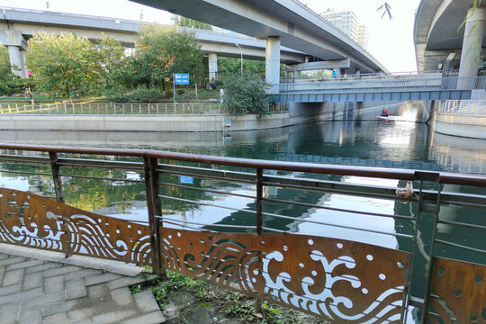 北京北護城河東直門段通向亮馬河水道