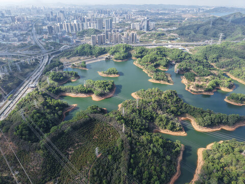 深圳鵝頸水庫城市邊的湖光山色綠島景觀