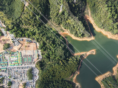 深圳鵝頸水庫山水間的停車場與輸電線路