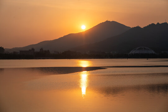 湖畔落日與遠山美景