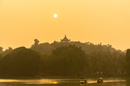 夕陽下的福州西湖公園
