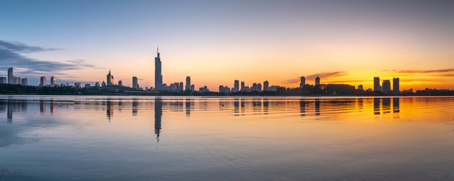 湖畔城市的絕美日落景觀