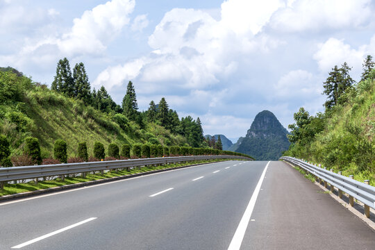 山間公路美景綠意盎然