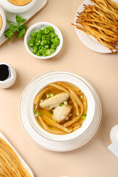 黃花菜煲雞湯