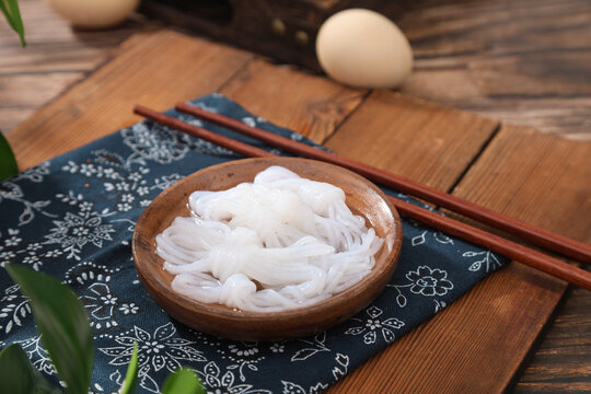 木碗中的晶瑩剔透魔芋絲