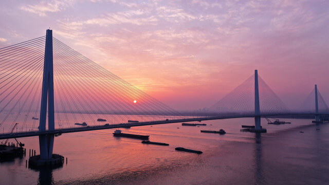 夕陽下的跨江大橋