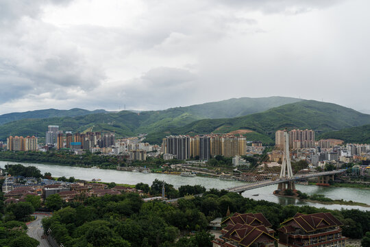 烏云籠罩下的西雙版納景洪市城市建筑群