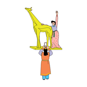 古代女子與長(zhǎng)頸鹿雕塑前的留影