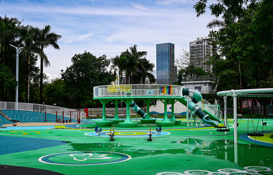 雨天深圳洪湖公園即將開放的兒童游樂園景觀