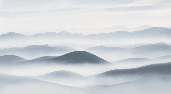 云霧繚繞的水墨群山景