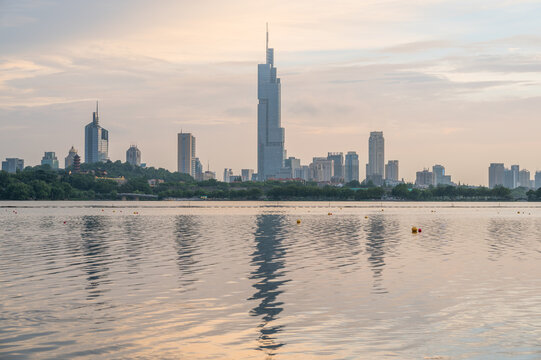 湖畔城市天際線黃昏美景