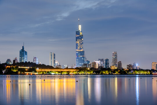 南京玄武湖畔璀璨的城市天際線