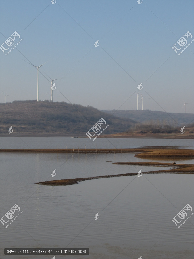 山岗上的风电机,水库,湖畔风电场