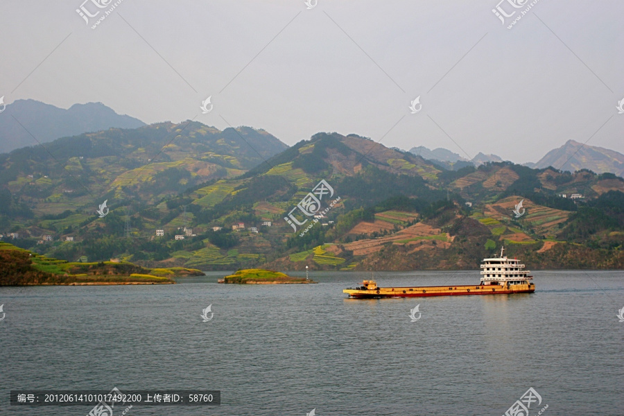 三峡库区,货轮