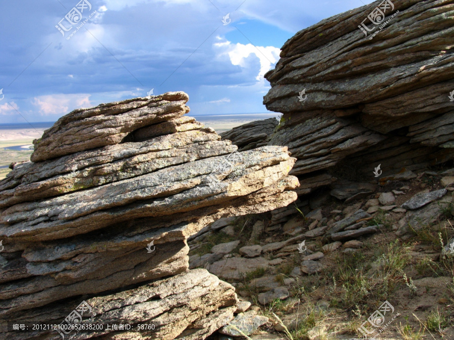 伊和乌拉山,千层石