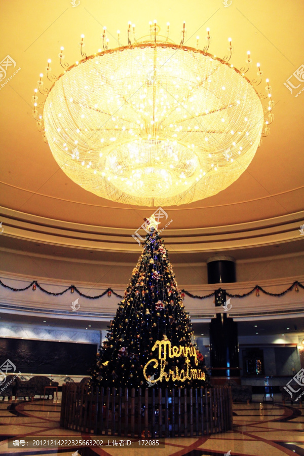 酒店大堂里的圣诞树