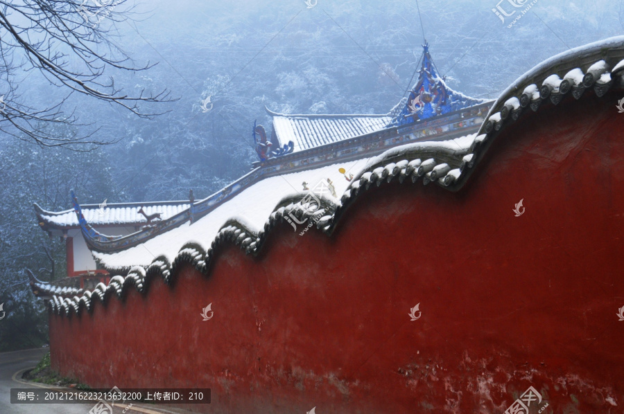 青城山雪景红砂墙