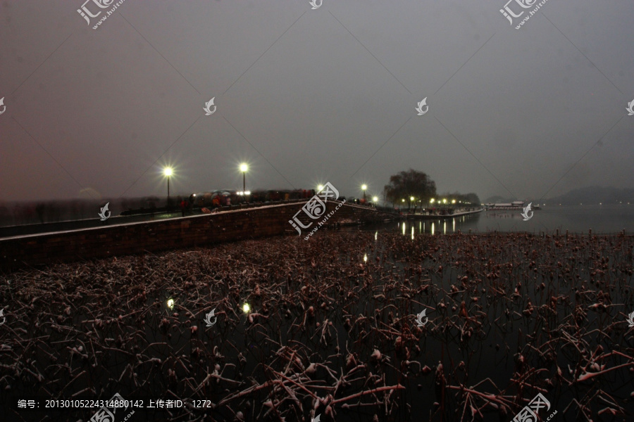 暮色中的断桥残雪