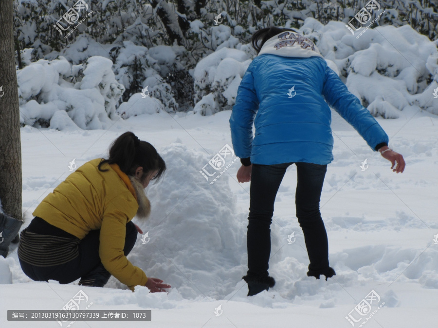 堆雪人的少女