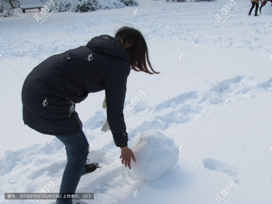 滚雪球的女孩