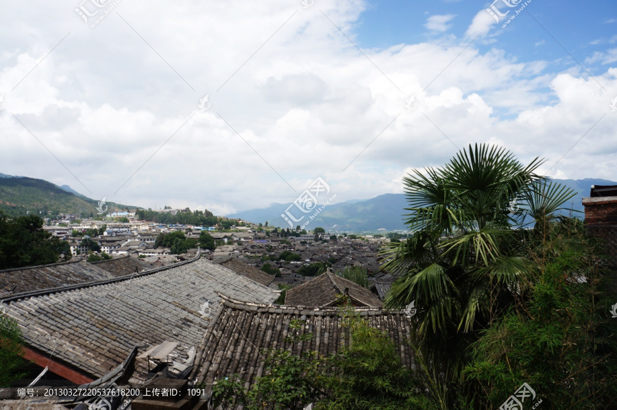 云南丽江屋顶天空