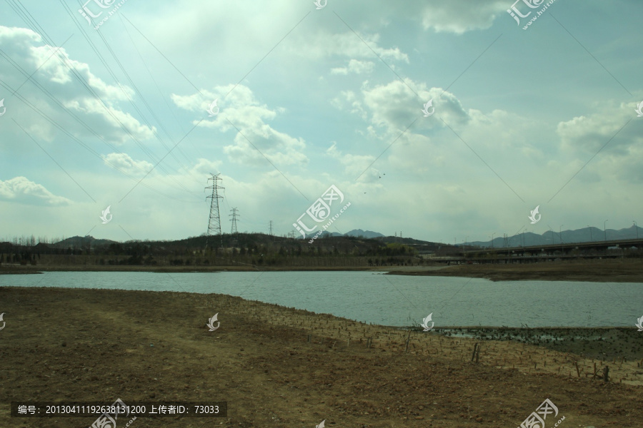 乌云湖边电力塔
