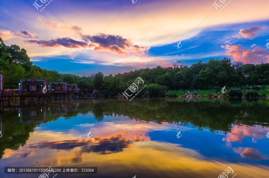 绚丽多彩晚霞湖水公园