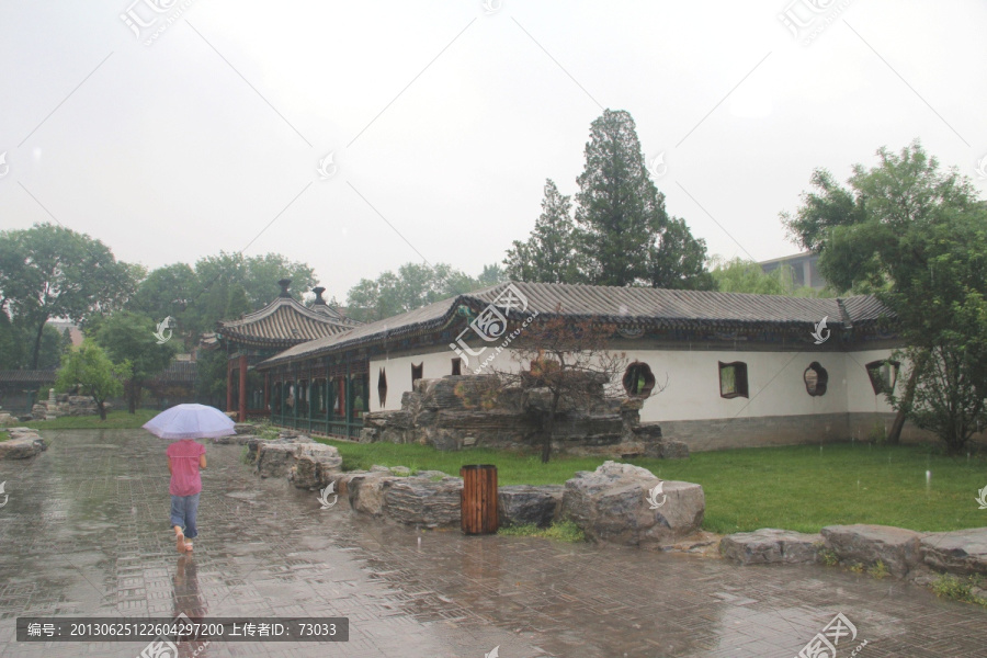 雨天北宁公园绿地树木行人