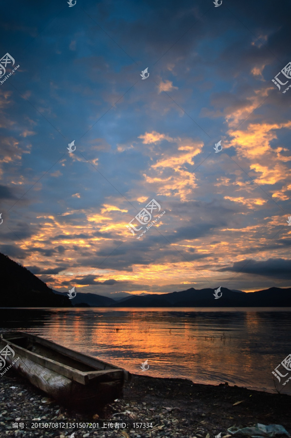 美丽夕阳湖岸边的小舟