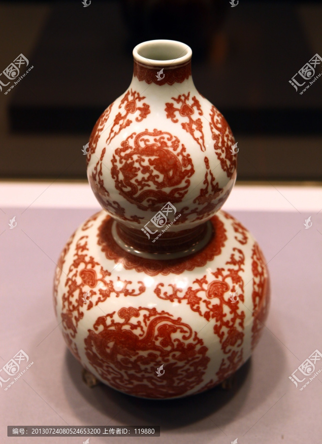 清代釉里红团龙纹葫芦瓶