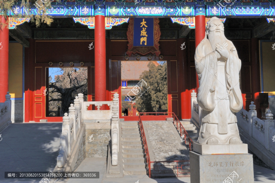 北京孔庙大成门孔子雕像