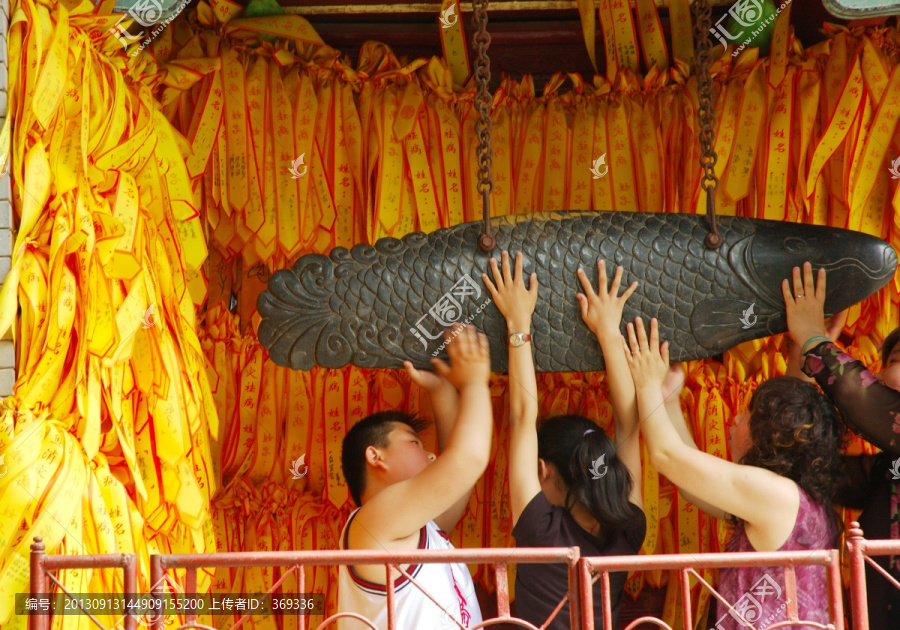 北京潭柘寺的木鱼祈福