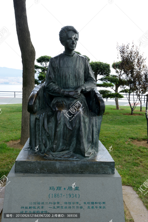 威海幸福公园居里夫人铜雕像