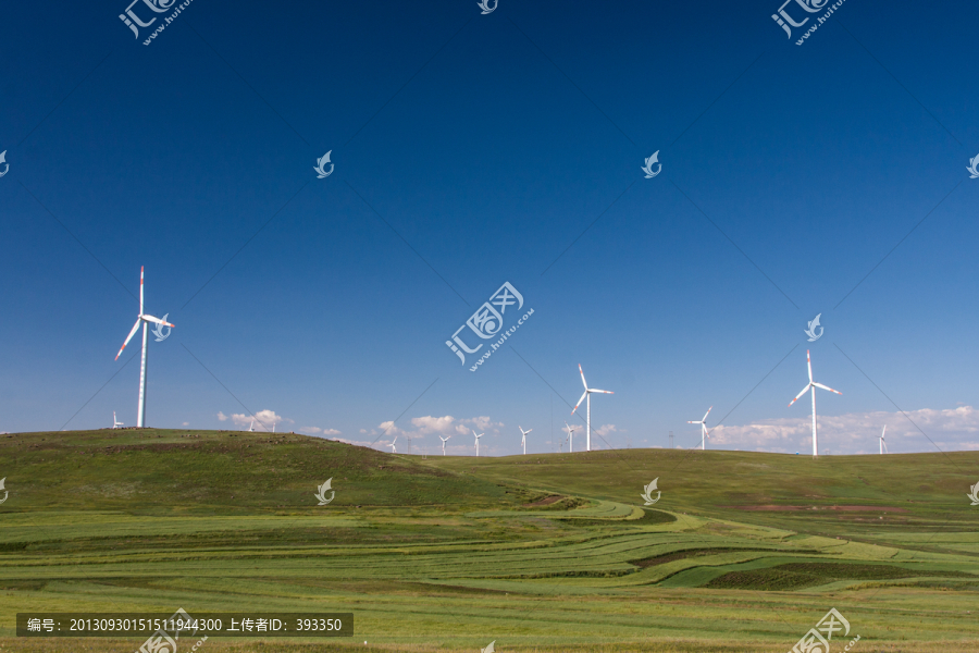 辉腾锡勒草原上的风力发电机群