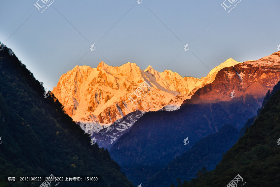 贡嘎雪山日照金山