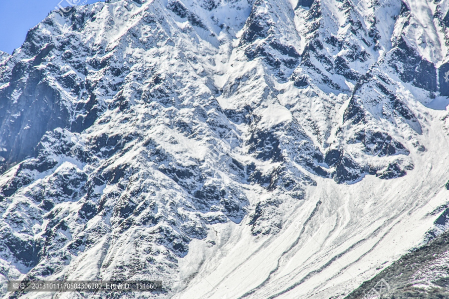 雪山岩壁