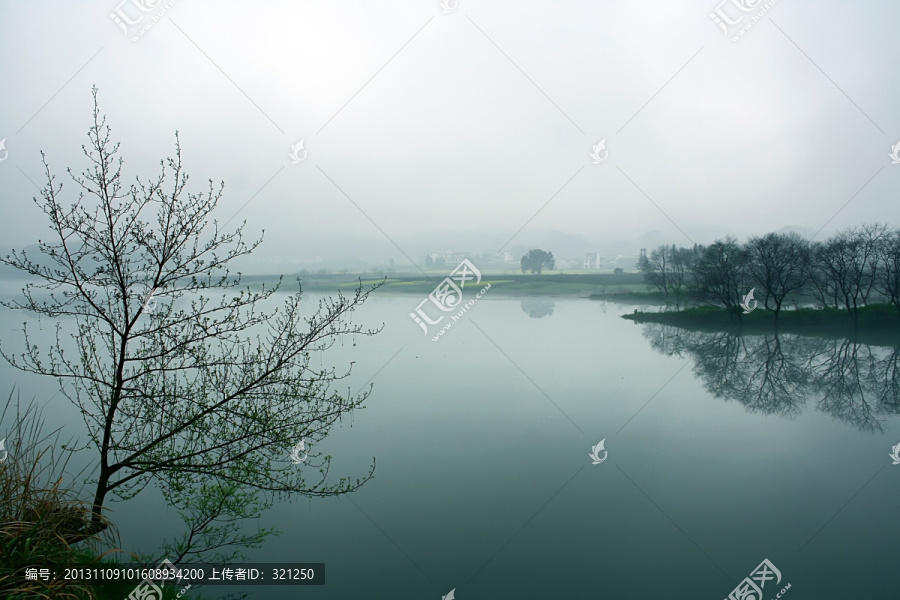 湖面晨雾