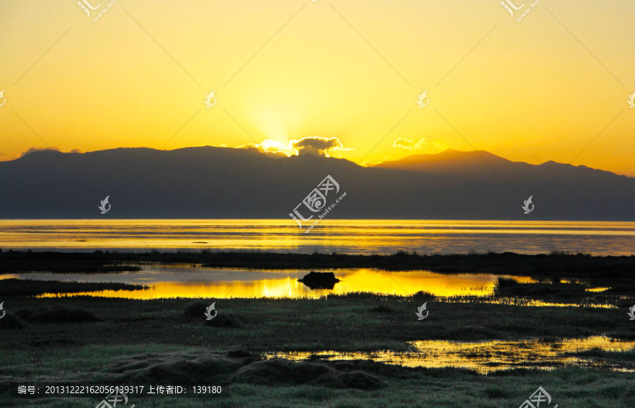赛里木湖的晨光