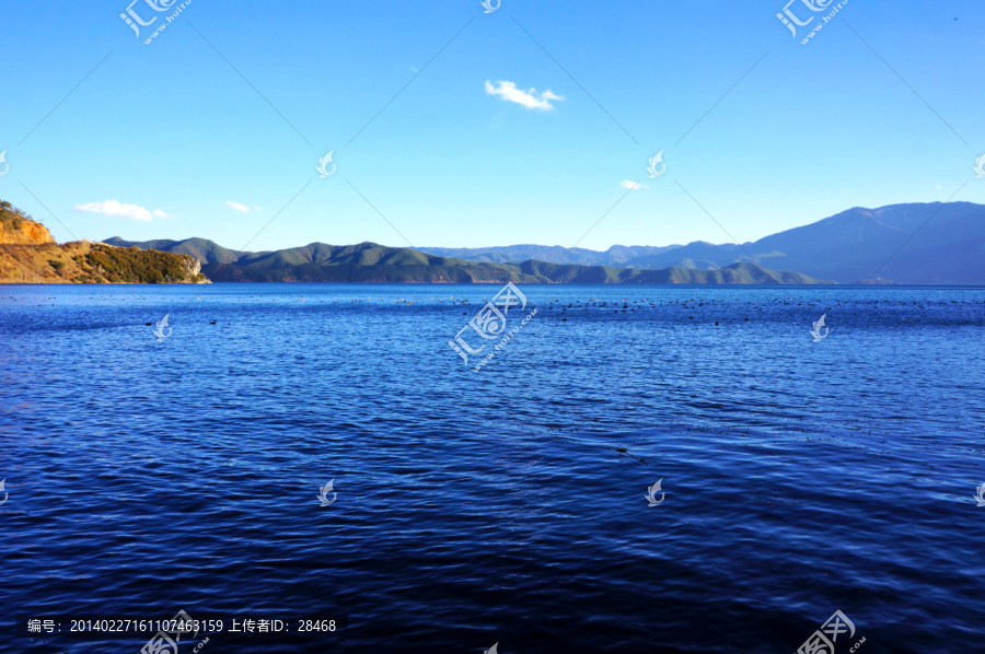 蓝色湖水